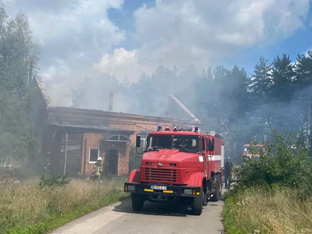 Обстріл лікувального закладу на Харківщині привів до пожежі  